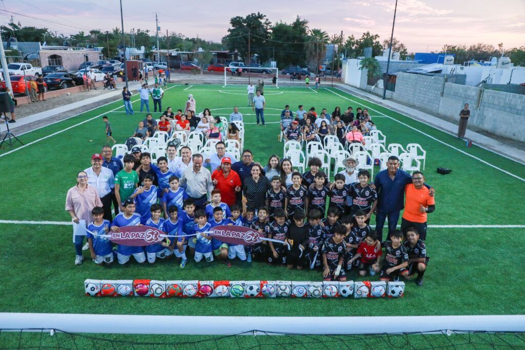 El Ayuntamiento de La Paz invirtió cerca de 700 mil pesos del FAISMUN para rehabilitar el espacio y construir una cancha de fútbol con pasto sintético.