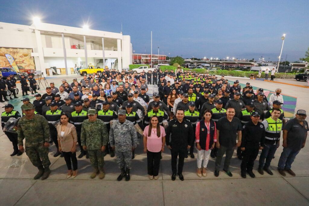 La entrega incluyó más de 2 mil uniformes tácticos, mil 400 botas, chamarras y equipo para personal de Seguridad, Policía Auxiliar, Movilidad y Transporte.