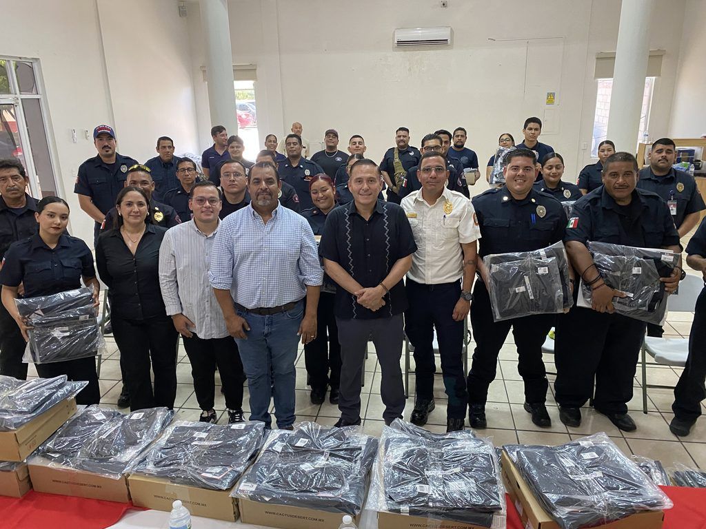 Cada elemento recibió camisa, pantalón y botas como parte de las acciones para mejorar las condiciones de trabajo de la corporación.