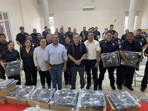 Entregan uniformes completos a 56 bomberos de La Paz