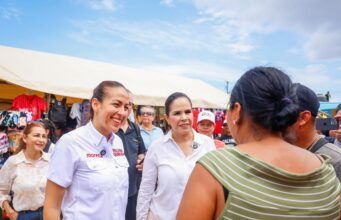 Milena Quiroga escucha demandas en tianguis de Los Cabos