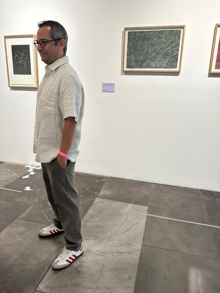 Joao Rodríguez llega por primera vez a La Paz y presenta Parteaguas, una exposición de grabado, video e intervenciones efímeras inspirada en dos años de recorridos entre el Caribe y el Pacífico.