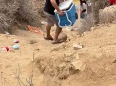 Bañistas conviven entre basura en playa El Carrizalito