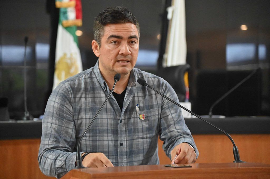 Una comisión especial analizará propuestas relacionadas con dispositivos móviles y plataformas digitales entre estudiantes de educación básica y media superior.