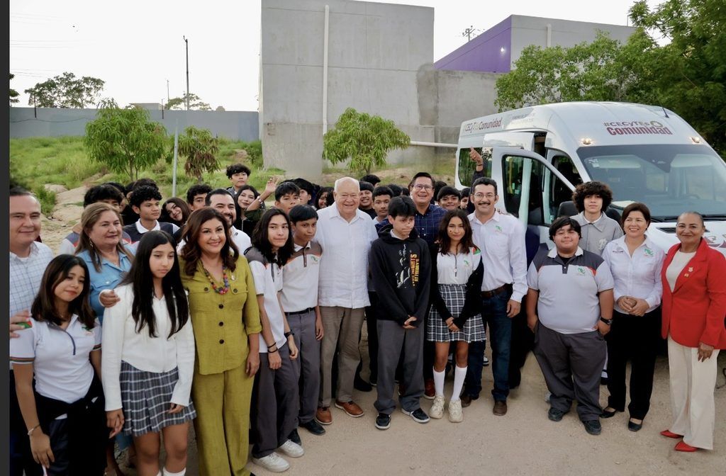 El vehículo tiene capacidad para 18 pasajeros y será utilizado en actividades y prácticas escolares de un plantel con más de dos mil estudiantes.
