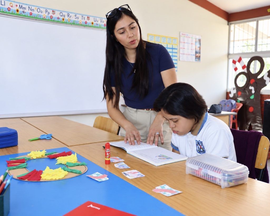 Los 16 CAM que operan en los cinco municipios atienden a mil 162 alumnas y alumnos con el apoyo de docentes, especialistas y equipos multidisciplinarios.