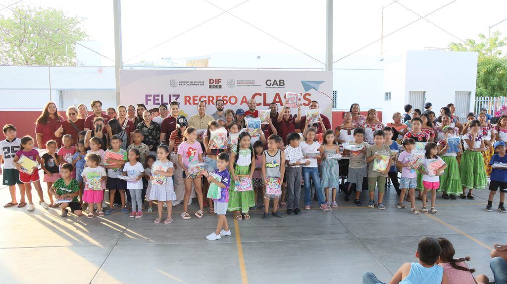 Niñas y niños de El Cardonal, La Cruz de Piedra, Loma Bonita y Agua Escondida recibieron materiales para el inicio del ciclo escolar.