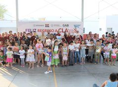 Apoyan con útiles escolares a 200 niñas y niños de La Paz