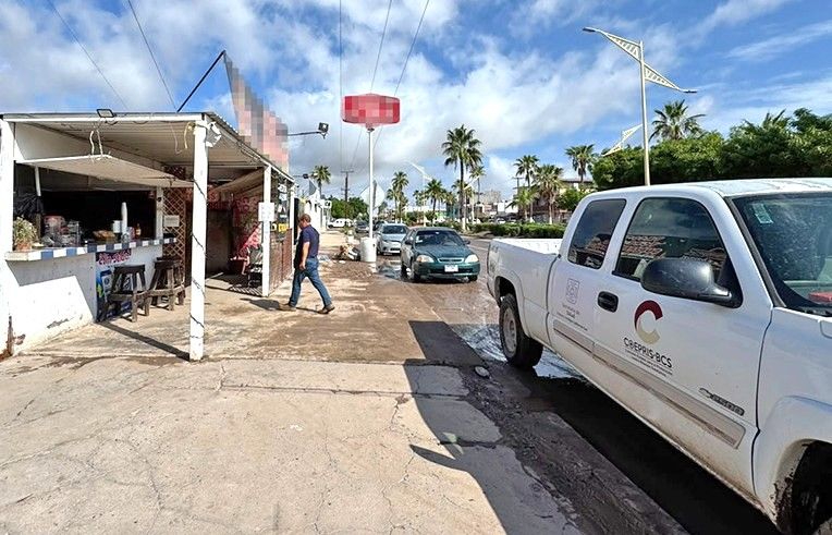 COEPRIS suspendió temporalmente los puestos ambulantes y semifijos del bulevar Agustín Olachea por condiciones de riesgo sanitario.