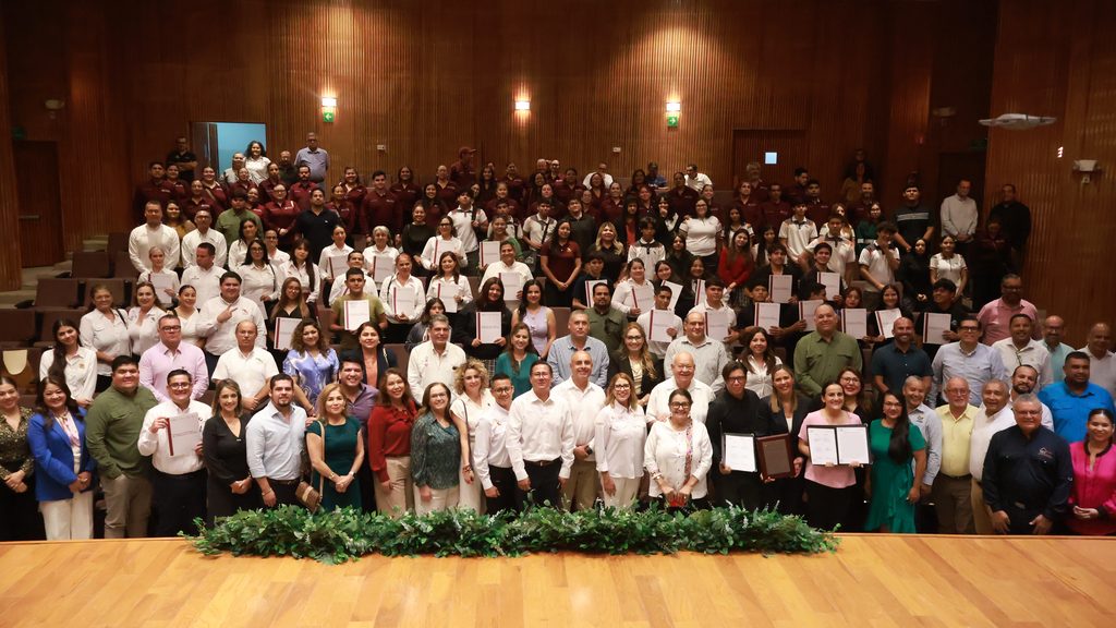 La primera entrega fue de 55 certificados en La Paz y continuará con 112 en Los Cabos, como parte de un programa de acreditación de conocimientos y habilidades.