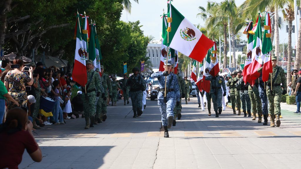Fuerzas Armadas, estudiantes, cuerpos de seguridad, bomberos, jinetes y agrupaciones civiles participaron en el desfile por el 216 aniversario del inicio de la Independencia.