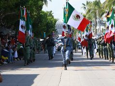 Desfile por la Independencia reúne a más de 4,300 participantes en La Paz