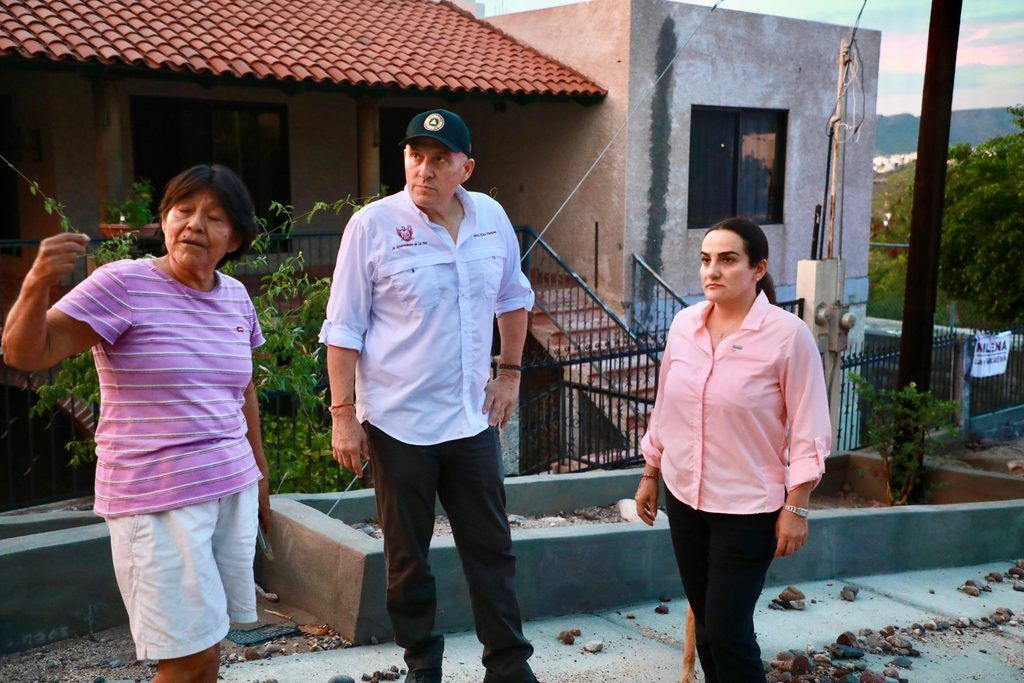 La precipitación alcanzó aproximadamente 30.6 milímetros; autoridades reportaron deslaves, corrientes y acumulación de agua en distintos puntos de la ciudad.