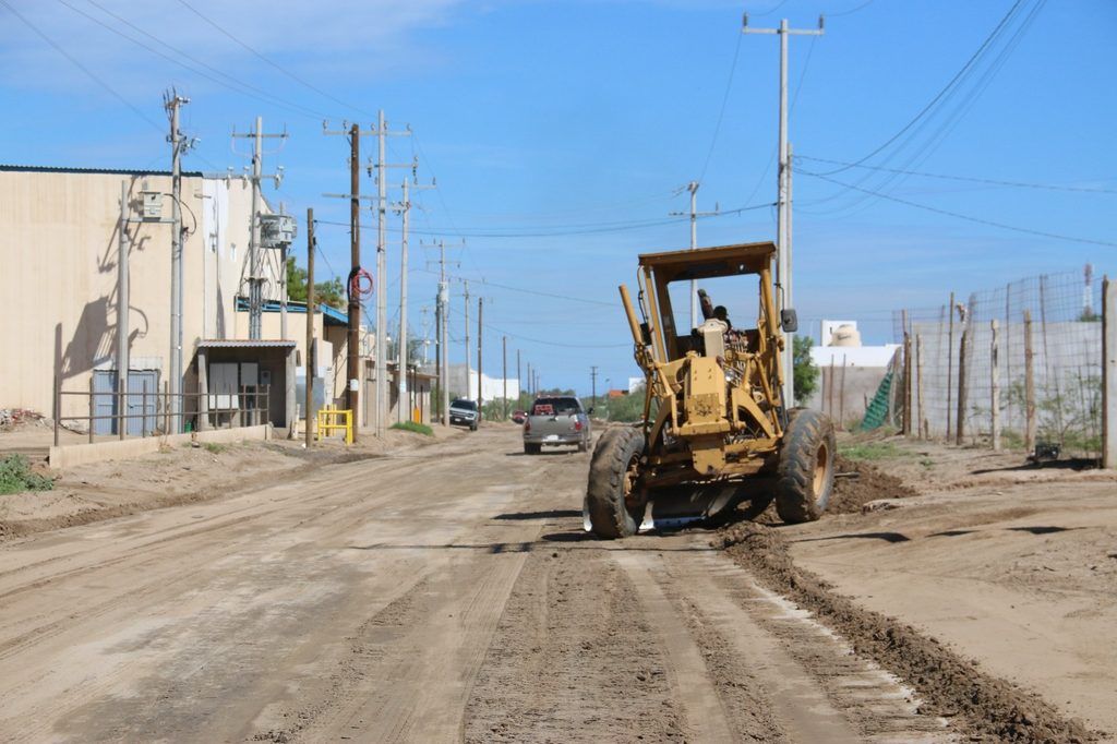 Cuadrillas municipales intensificaron la rehabilitación de vialidades y accesos de terracería tras las lluvias, además de retirar 15 toneladas de basura y ramas.