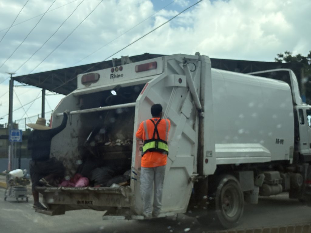 Del 31 de agosto al 6 de septiembre operaron en promedio 24 camiones diarios para cubrir las 144 rutas de recolección de la ciudad.