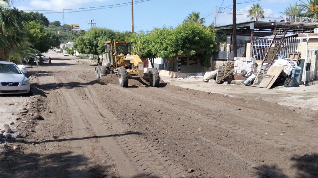 Como parte del Operativo Huracanes, brigadas municipales utilizaron 29 metros cúbicos de carpeta asfáltica y nivelaron más de 11 kilómetros de calles y accesos de terracería.