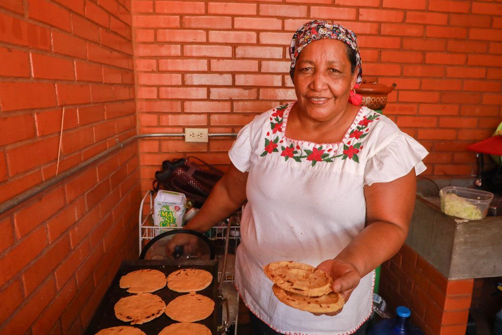 Tlayudas, moles, tamales oaxaqueños, chilate, huipiles y accesorios forman parte de la oferta disponible de martes a domingo.