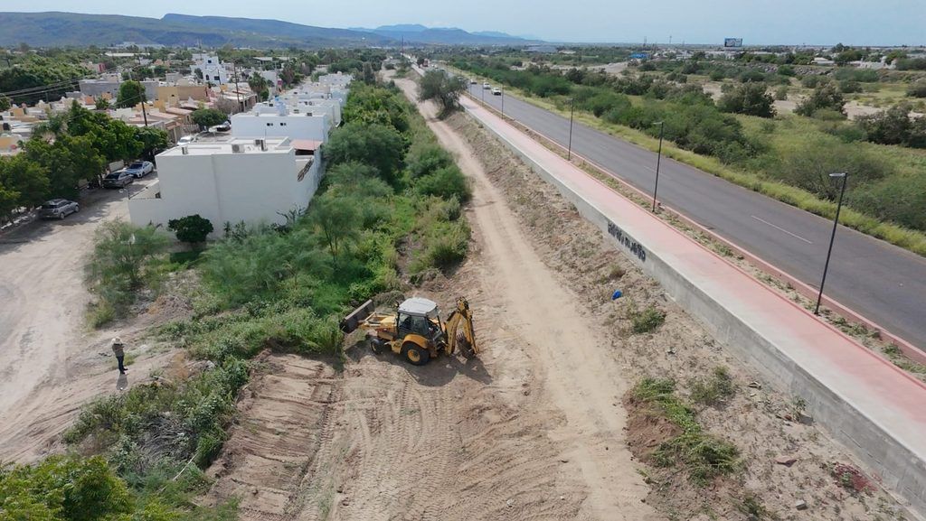 Maquinaria y cuadrillas trabajan en distintos puntos de la ciudad para retirar obstrucciones y facilitar el flujo del agua ante las lluvias previstas.