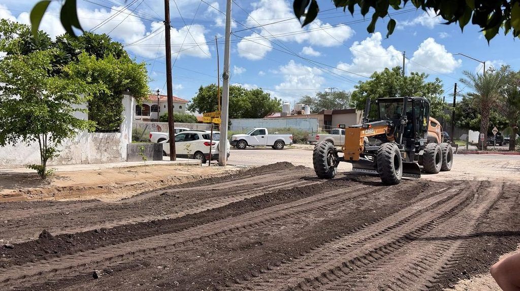 Cuadrillas municipales trabajan en calles, parques y zonas afectadas por escurrimientos; además, mantienen vigilancia sobre el huracán Rachel.