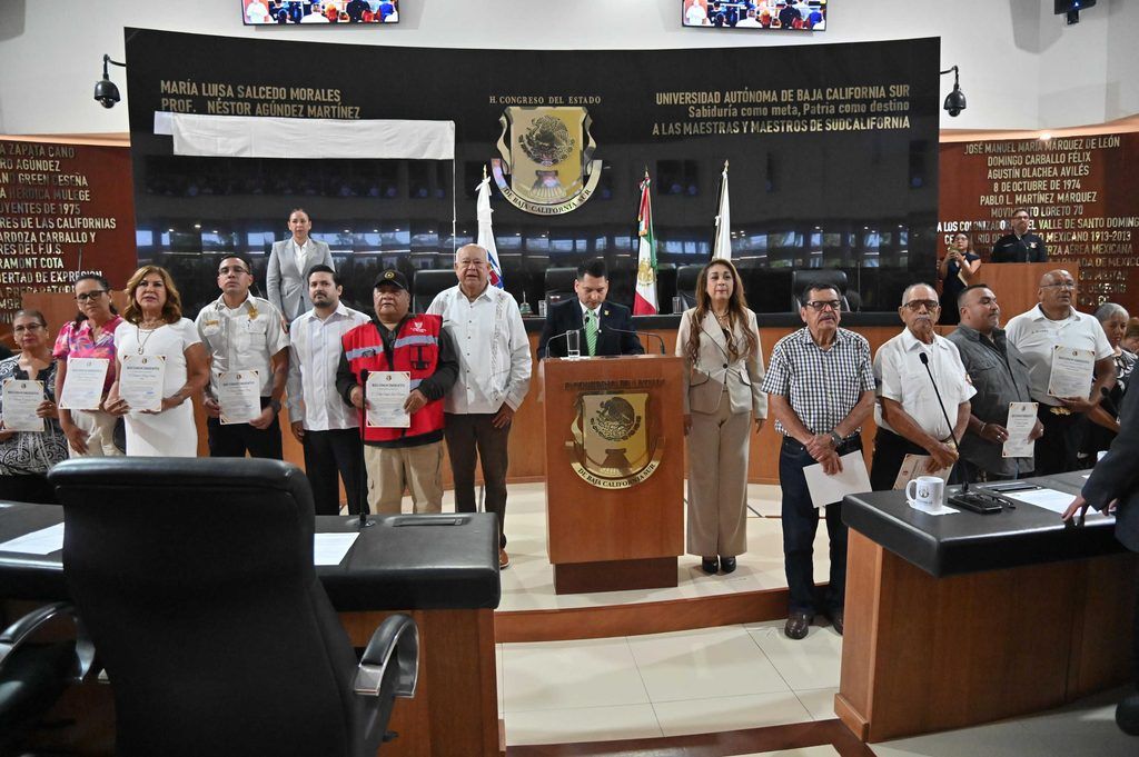 El Congreso develó en letras doradas la leyenda “En honor a las víctimas del huracán Liza” y reconoció a bomberos y sobrevivientes de la tragedia de 1976.