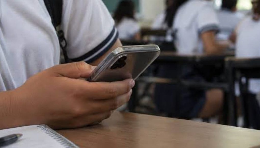 Escogido pide evaluar resultados de restricción de celulares en escuelas