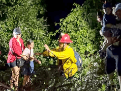 Rescatan a 15 personas atrapadas por crecida de arroyo en San Blas, Baja California Sur