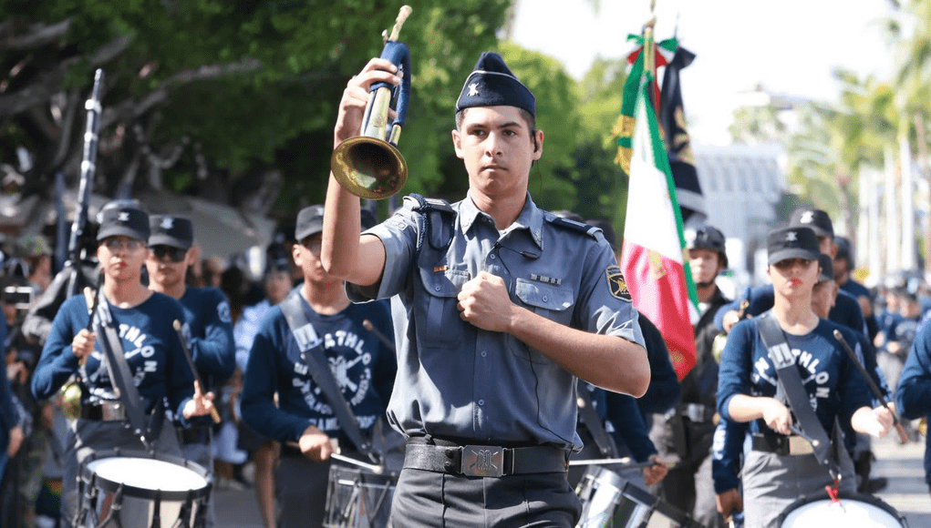 Más de 3 mil participan en desfile por la Independencia en La Paz