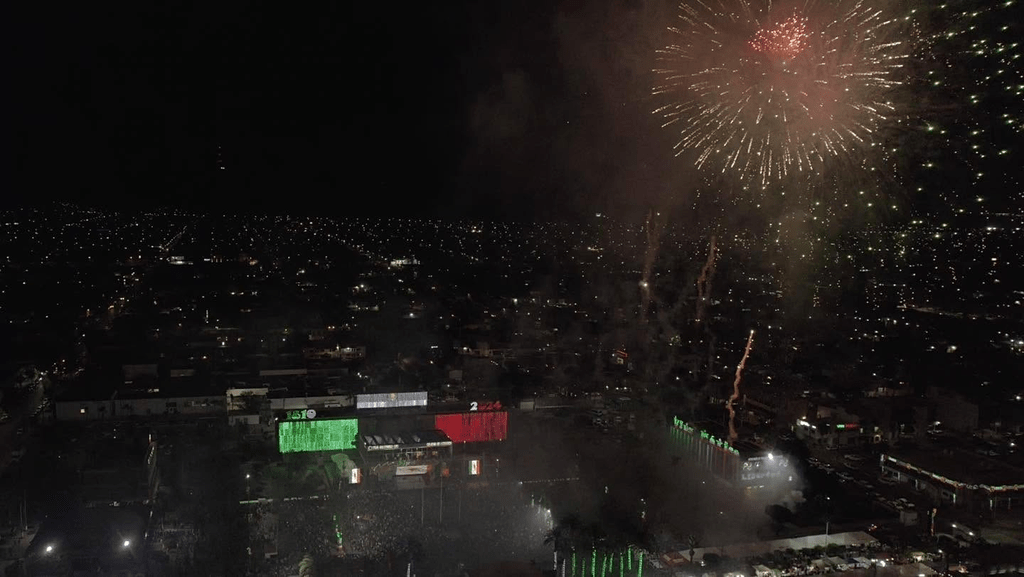 Pirotecnia durante ceremonia del Grito de Independencia en La Paz Baja California Sur