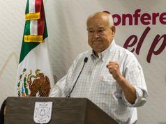 Gobernador de BCS niega nepotismo y se conmueve al defender a su hija