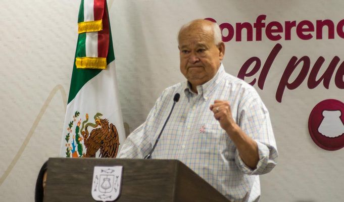 Gobernador de BCS niega nepotismo y se conmueve al defender a su hija