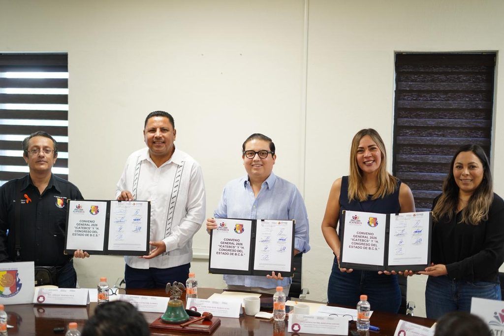 El acuerdo facilitará el acceso a más de 400 cursos en 18 campos de formación, con el objetivo de fortalecer las habilidades del personal y mejorar la atención ciudadana.