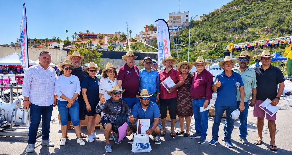 Dos cooperativas y cuatro permisionarios recibieron motores fuera de borda, artes de pesca y equipo de seguridad para mejorar sus actividades productivas.