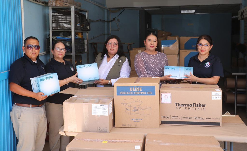 La Comisión Estatal de Búsqueda entregó equipo e insumos especializados a Servicios Periciales de la PGJE para fortalecer el análisis de ADN de personas no identificadas.