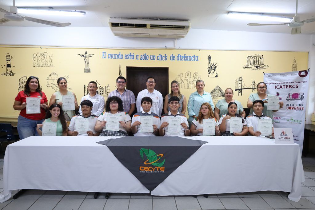 Personal administrativo y estudiantes recibieron constancias con validez oficial en recursos humanos y elaboración básica de sushi.