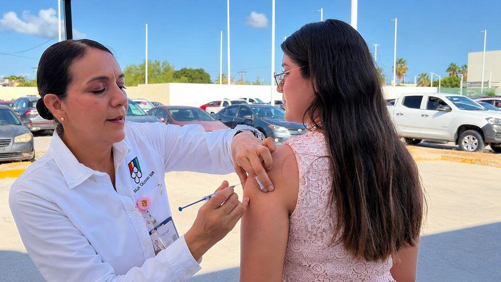 La Secretaría de Salud mantiene módulos en el centro de La Paz, City Club y el mercado Madero; prevé ampliar la estrategia a Cabo San Lucas.