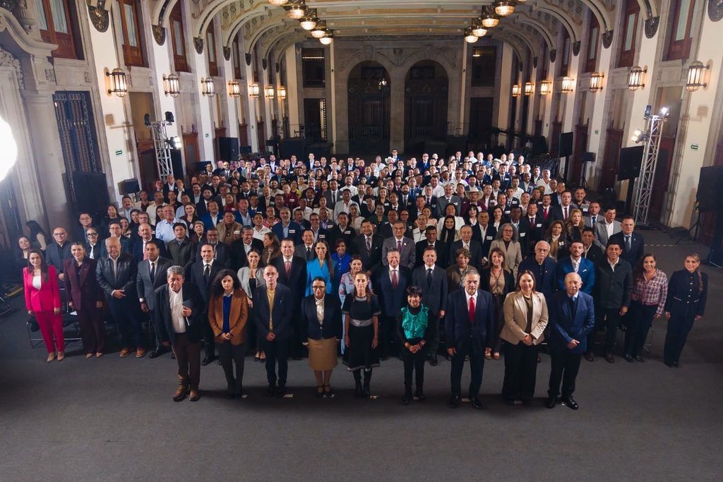 Durante una reunión en Palacio Nacional, autoridades federales y estatales abordaron la disponibilidad de terrenos y la simplificación de trámites.