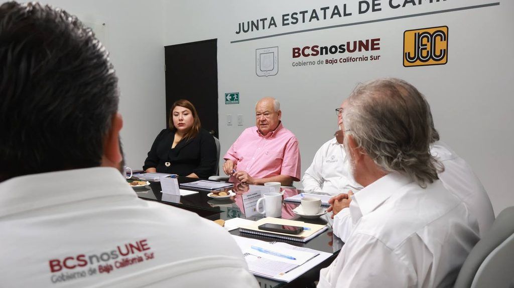 Durante una sesión encabezada por el gobernador Víctor Castro, la dependencia presentó resultados de infraestructura carretera y cumplimiento administrativo.