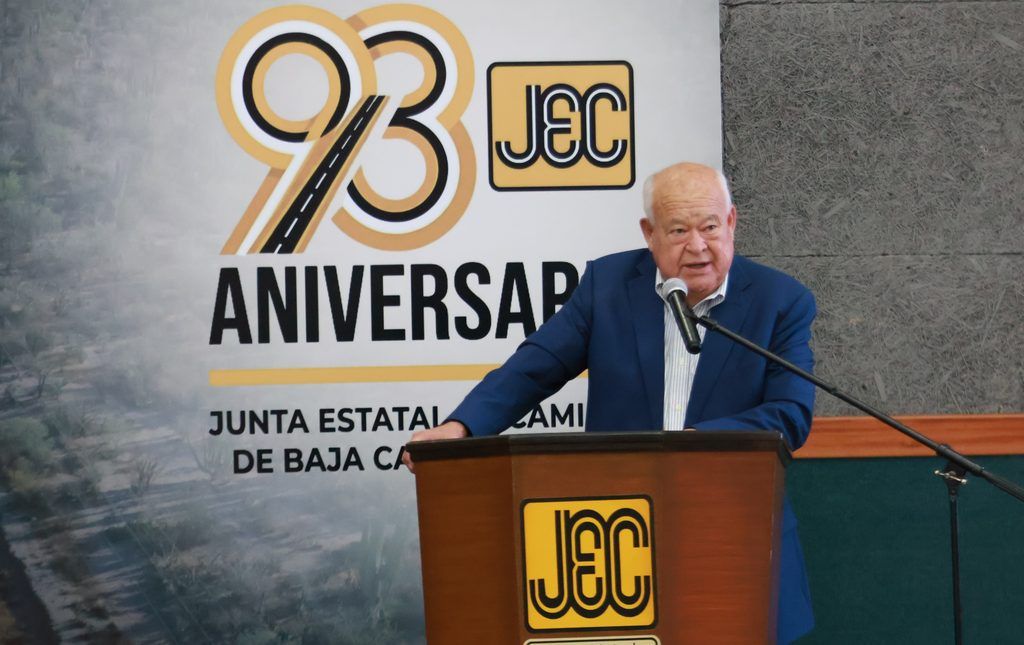 En el marco del Día del Caminero, el gobernador Víctor Castro destacó el trabajo del personal encargado de conservar y rehabilitar las vías estatales.