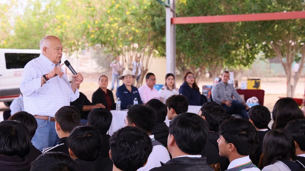 El gobernador Víctor Castro entregó unidades de transporte para estudiantes, deportistas, jubilados y pensionados durante una gira por el norte del municipio.