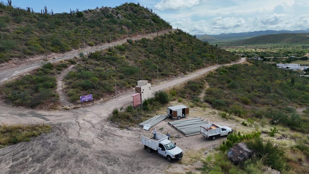 La obra contempla 96 postes de iluminación, desde la caseta de acceso hasta el mirador, con una inversión municipal de 3.6 millones de pesos.