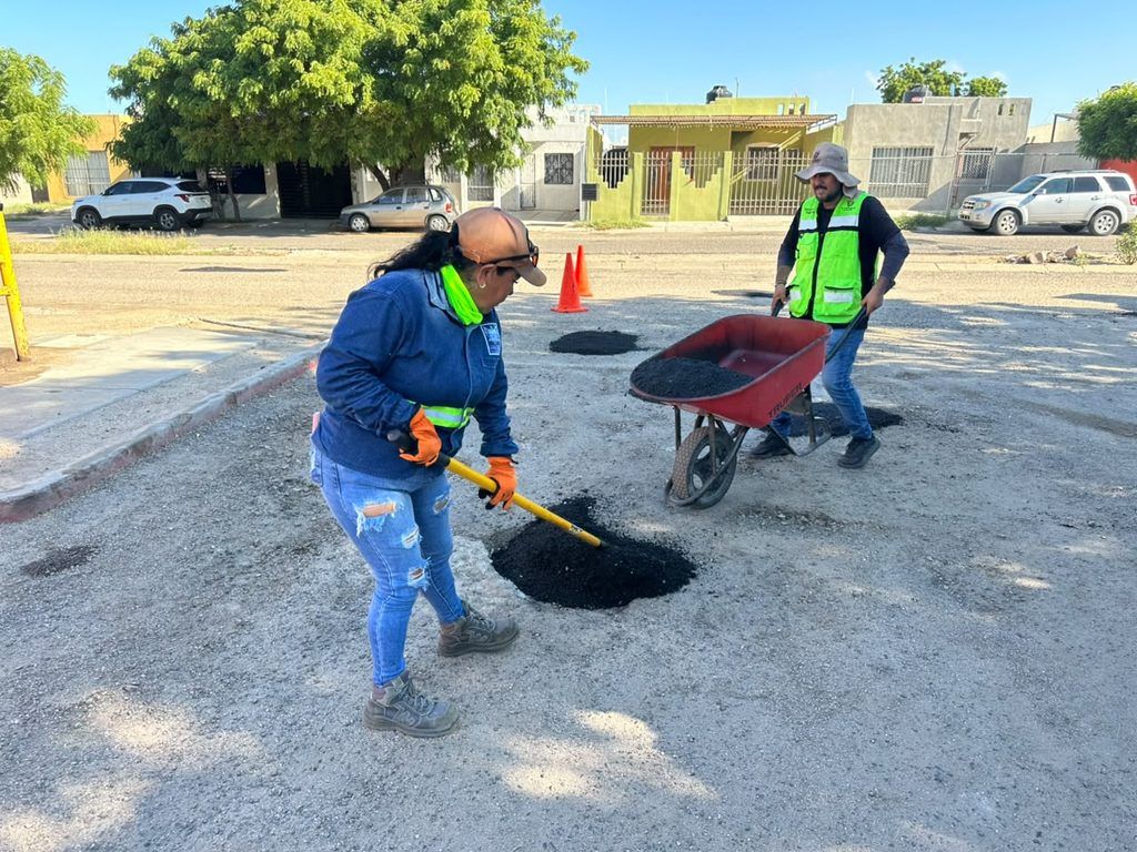 Cuadrillas municipales y estatales utilizaron alrededor de 14 metros cúbicos de carpeta asfáltica en el bulevar Bahía de Coronado.