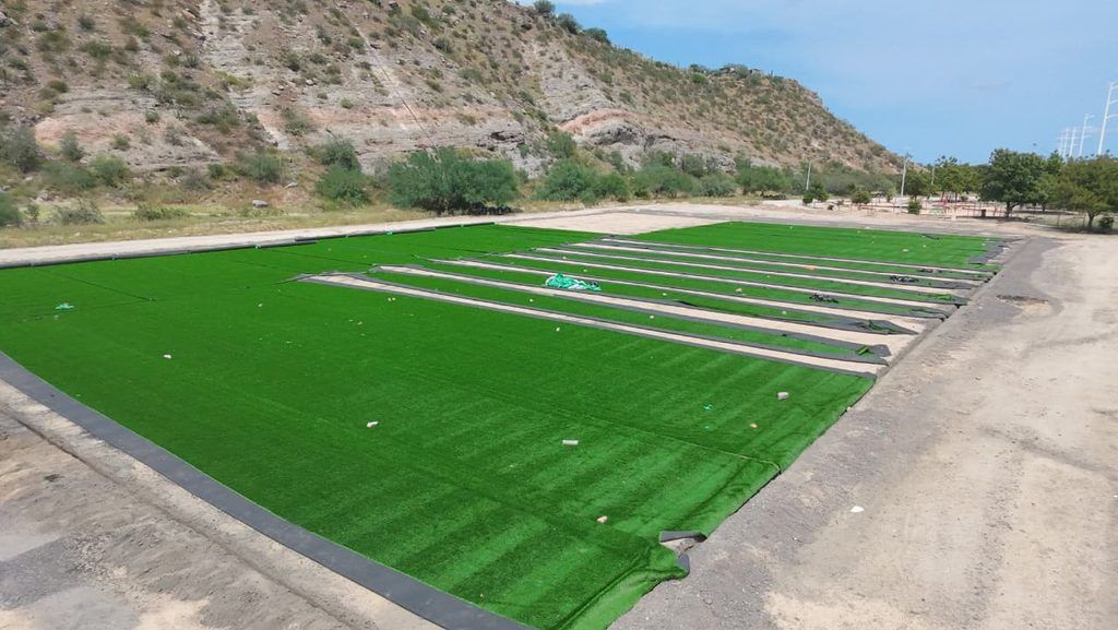 La obra representa una inversión aproximada de 4 millones de pesos y actualmente avanza la colocación de pasto sintético.