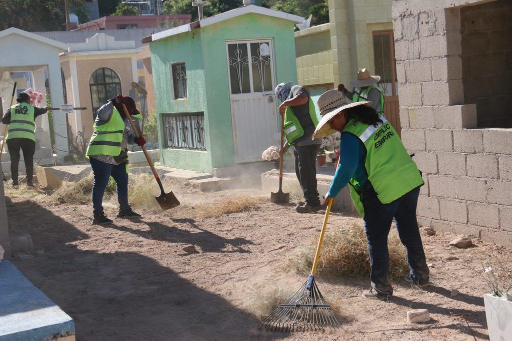 Cerca de 100 trabajadores realizan labores de poda, deshierbe y mantenimiento; después atenderán Jardines del Recuerdo y Perlas del Paraíso.