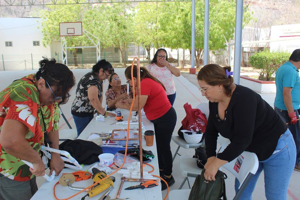 Los talleres se impartieron en seis colonias y comunidades del municipio como parte de un programa para ampliar las oportunidades laborales y económicas de las participantes.