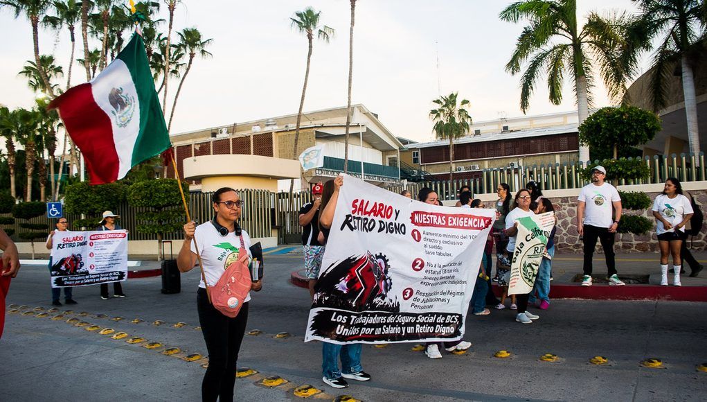 Del Salvatierra al “Seguro Viejo”: trabajadores del IMSS llevan su protesta por las calles de La Paz