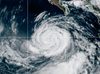 Huracán Rachel se aleja de Baja California Sur debilitado; dejará lluvias y oleaje este sábado