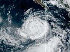 Huracán Rachel se aleja de Baja California Sur debilitado; dejará lluvias y oleaje este sábado