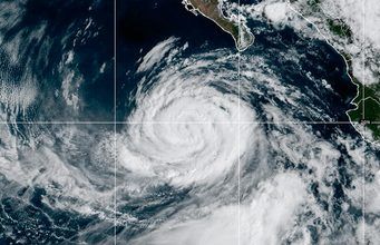 Huracán Rachel se aleja de Baja California Sur debilitado; dejará lluvias y oleaje este sábado