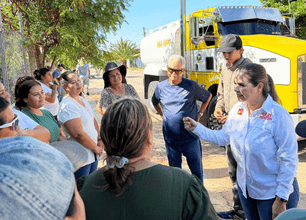 Tras lluvias, Gaby Montoya gestiona raspado de calles y pipas de agua en Los Cabos