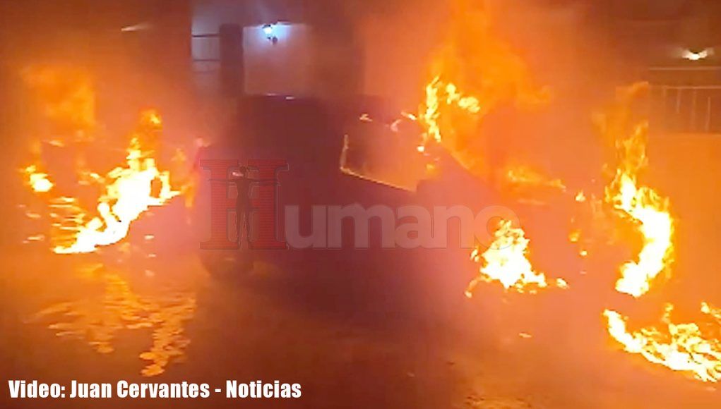 Dos autos terminan calcinados en La Paz; dueño acusa incendio intencional